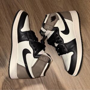 Air Jordan 1 Retro High GS’ Dark Mocha